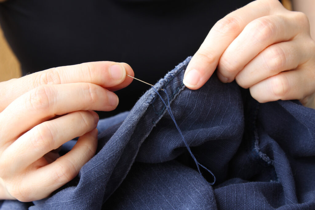 創業70年の家業を継ぐという決断

竹村株式会社は創業70年の和装卸だ。百貨店でのキャリアを経て、竹村泰広は家業に入る決断をする。そこで経験したのは、モノづくり・企画・小売への営業──百貨店時代の「最前線」とは対照的な「裏方」の世界だった。